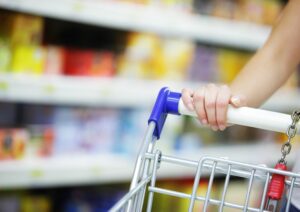pessoa no supermercado para ilustrar a experiência do consumidor no varejo