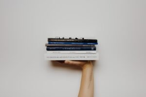imagem de pessoa segurando livros para ilustrar livro sobre varejo