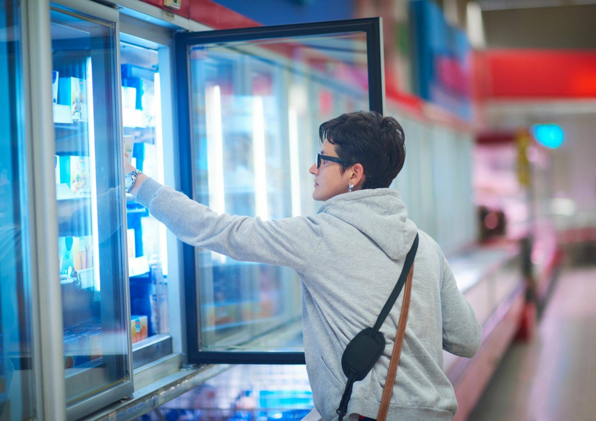 Pessoa comprando no mercado para ilustrar a internet das coisas no varejo