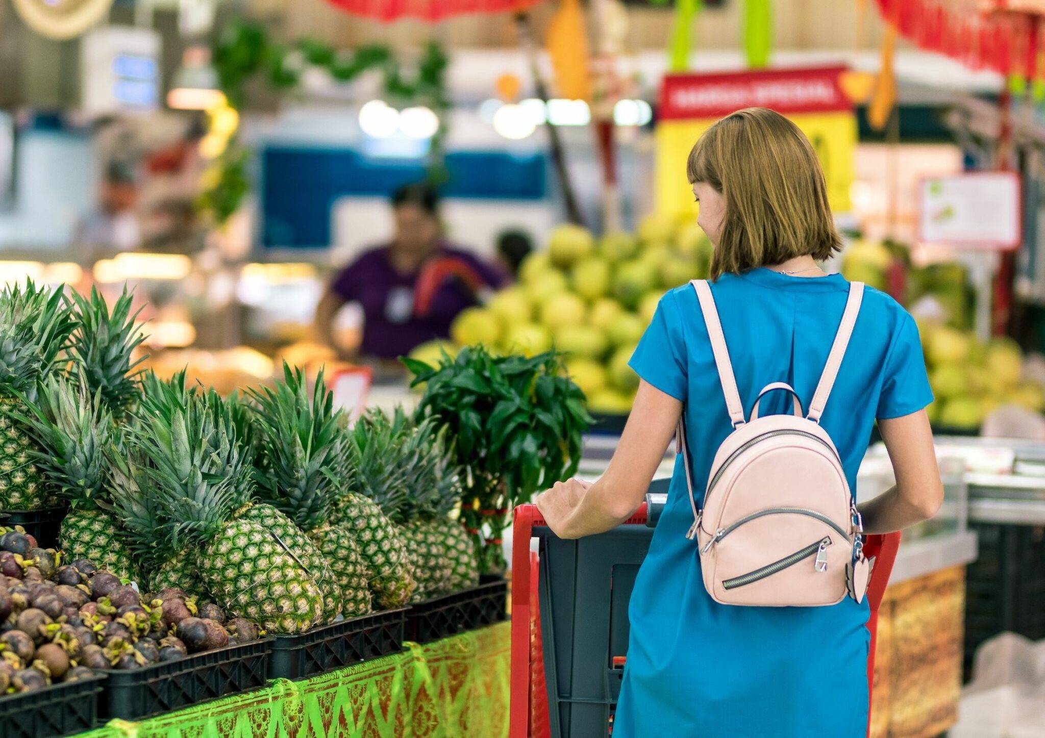 pessoa fazendo compras no mercado para ilustrar um ambiente em que pode ser aplicado o trade marketing