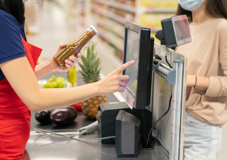 Pessoa consultando o valor de um produto no mercado, para ilustrar a pesquisa de preço no varejo