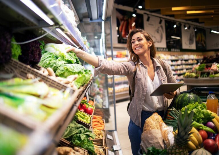 pessoa fazendo compras para ilustras consumidor supermercado