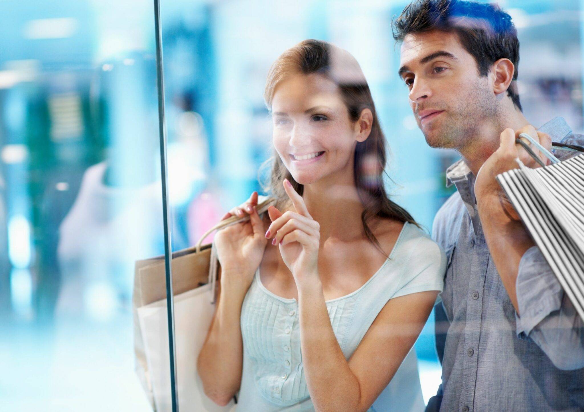 pessoas olhando vitrine para ilustrar exemplo de visual merchandising