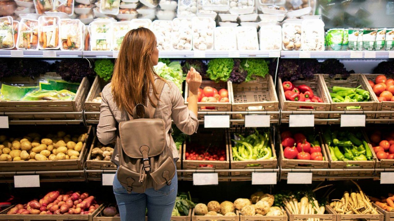 Pessoa fazendo compras no varejo, para ilustrar a extensão de linha de produtos no varejo