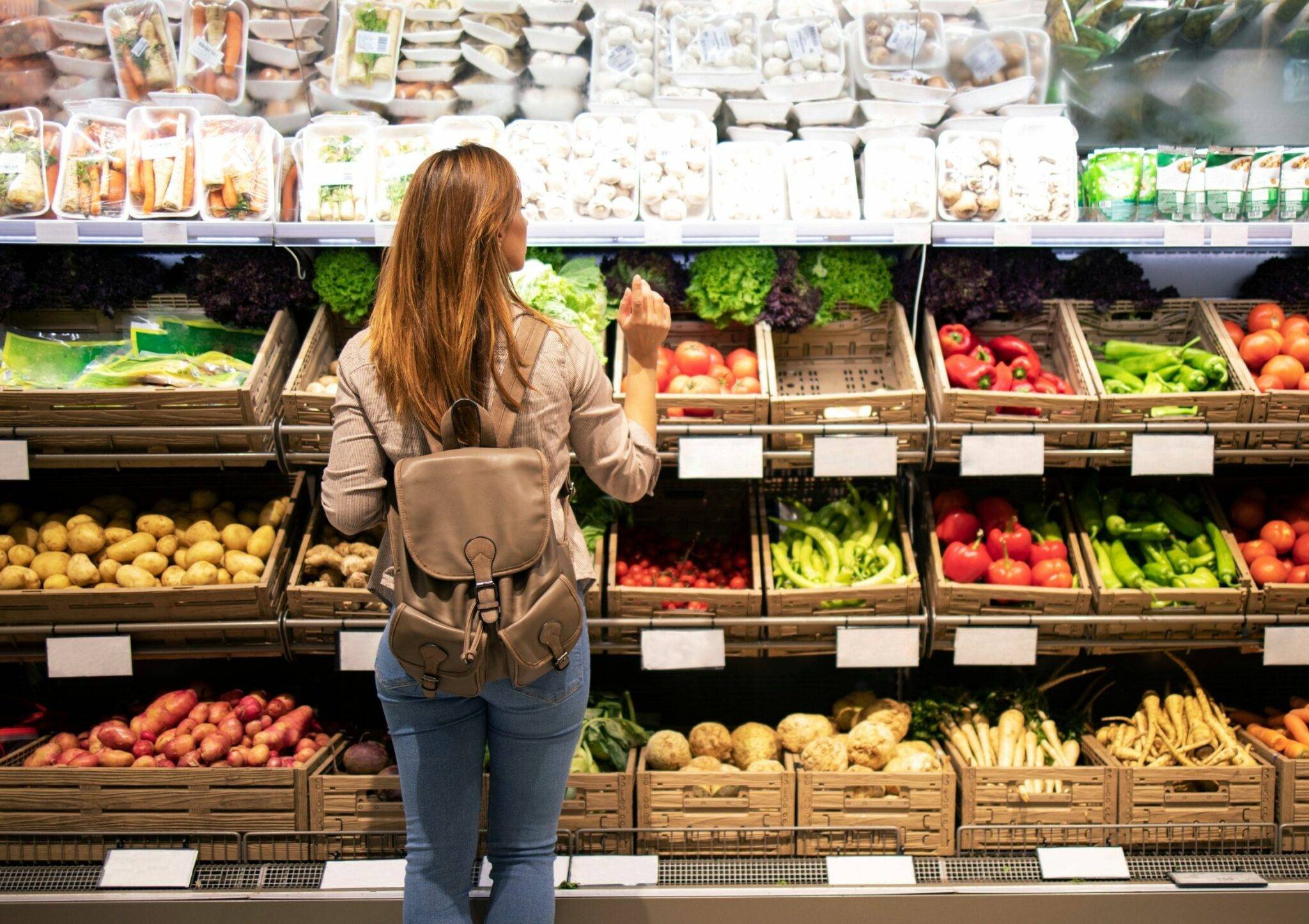 Pessoa fazendo compras no varejo, para ilustrar a extensão de linha de produtos no varejo
