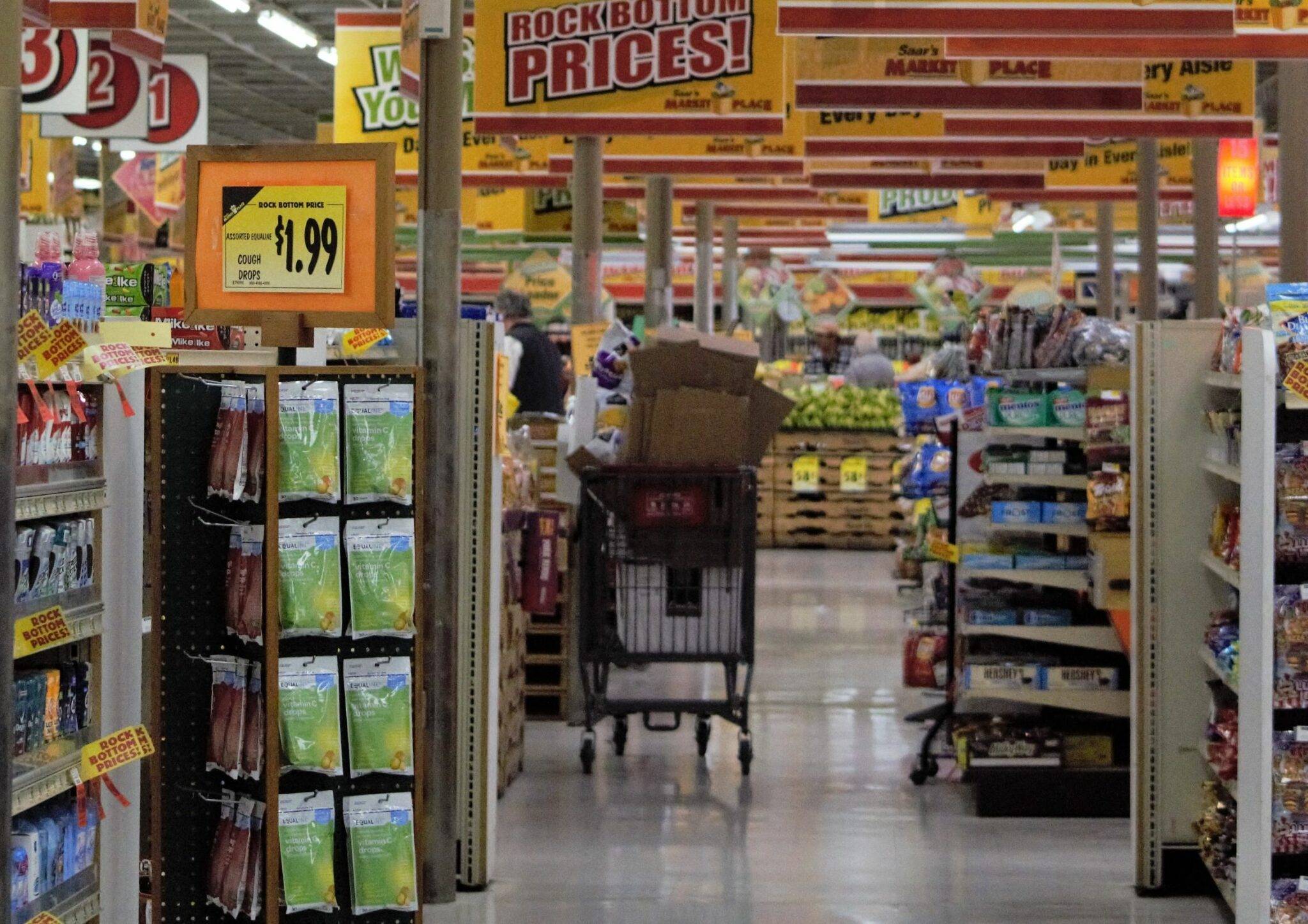 Imagem de um supermercado para ilustrar o ambiente de varejo que é onde podem ser aplicadas as taticas para reter clientes e aumentar as vendas citadas no blogpost