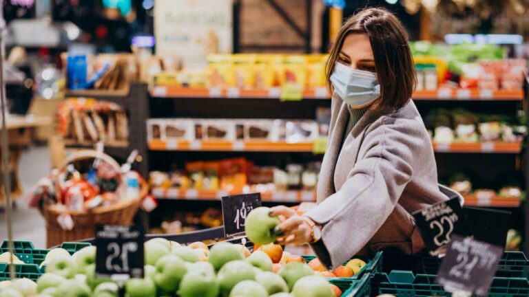 pessoa no mercado, escolhendo produtos com alta elasticidade de preço