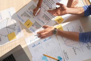 Blog InfoPrice 22 Pessoas analisando dados, ilustrando uma analise dentro do processo de pricing