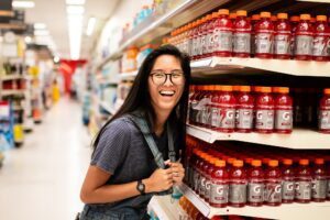 Pessoa no mercado para ilustrar o ambiente de varejo onde é aplicada a técnica de retailment abordada no texto