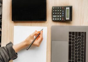 Pessoa em ambiente de escritório para ilustrar pessoa traçando estratégia de preço