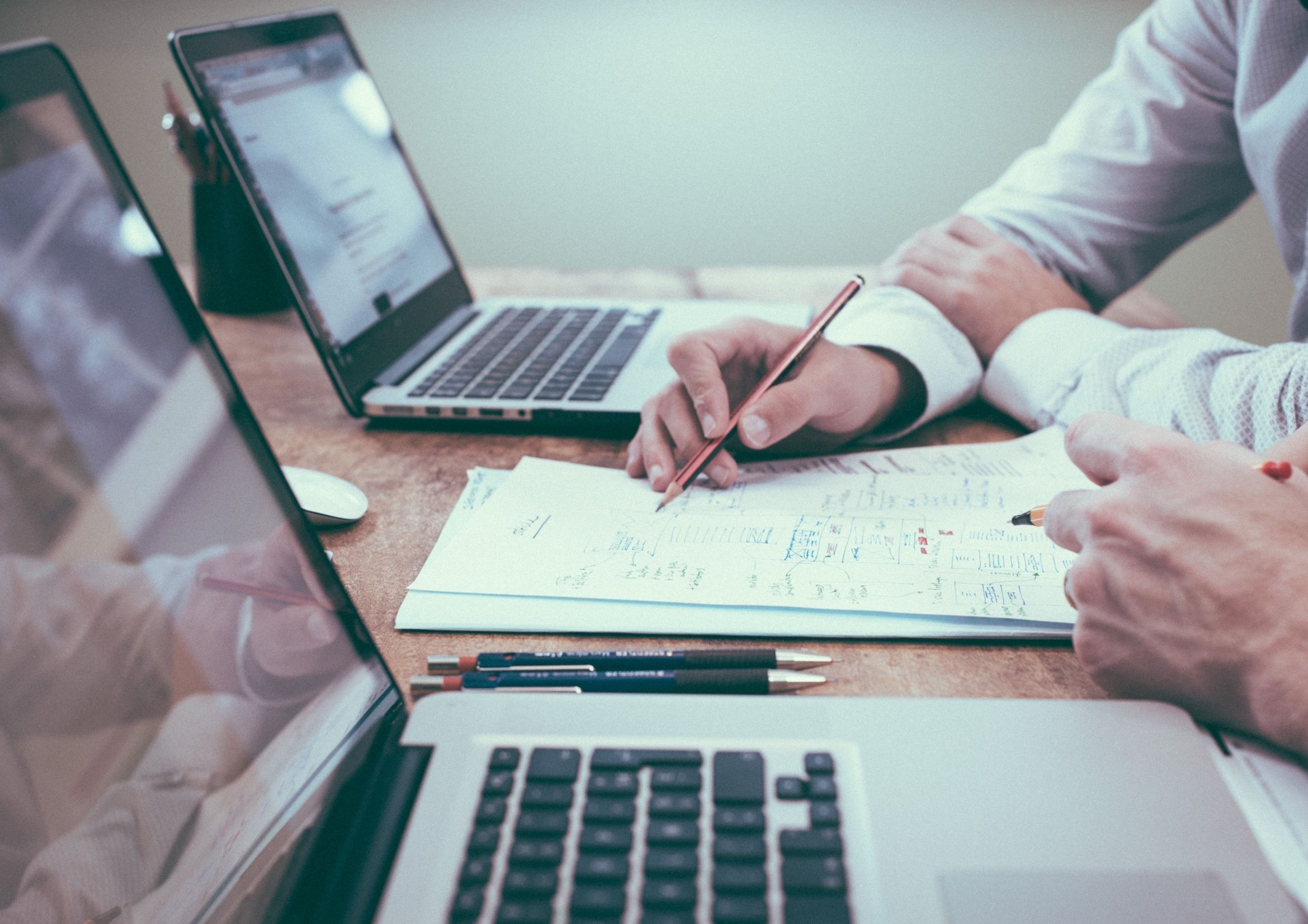 pessoa no ambiente de trabalho para ilustrar a analise de dados que otimiza a negociação com fornecedores