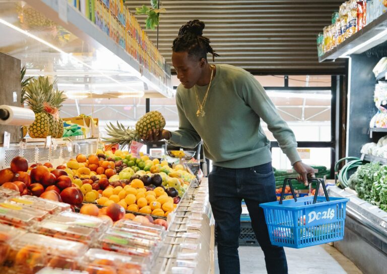 pessoa no mercado para ilustrar o ambiente, já que o texto trata de como vender mais com preços melhores no varejo