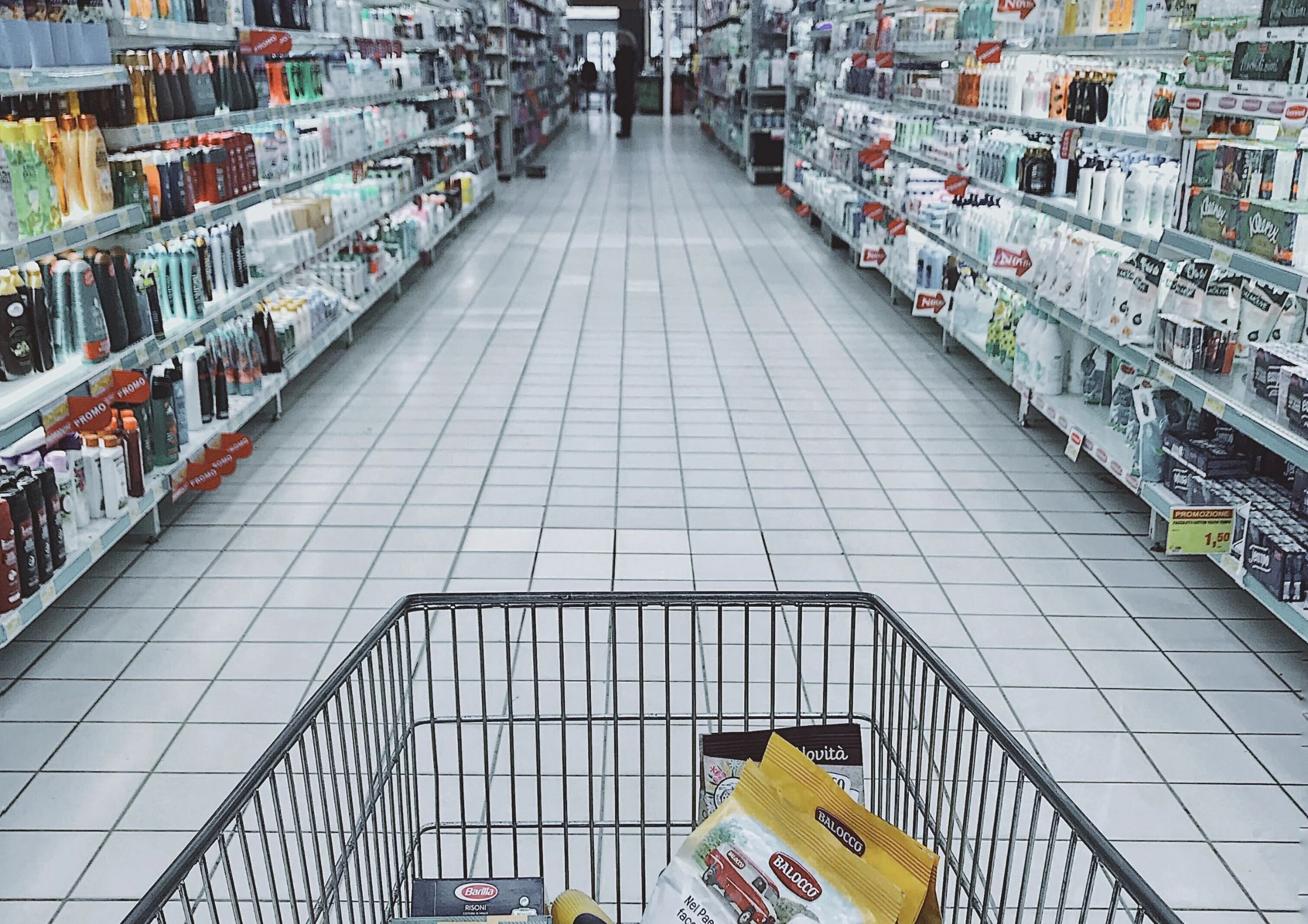 carrinho de compra em um supermercado, para ilustrar o ambiente de uma loja que precisa saber como definir preços e escolher o mix de produtos