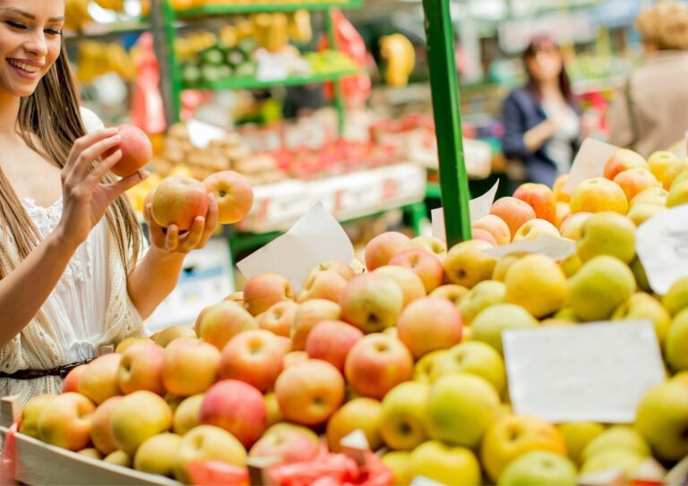 pessoa comprando alimentos no varejo para ilustrar a experiência do consumidor no varejo