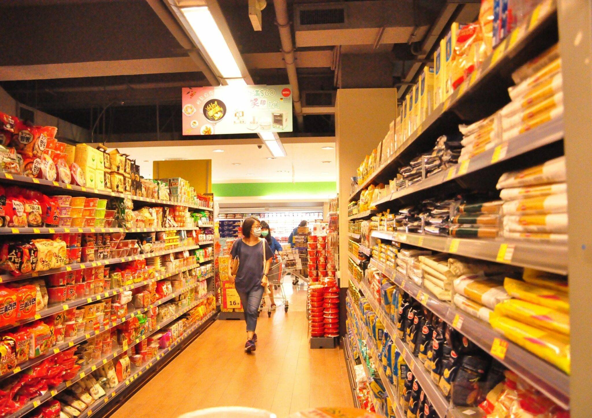pessoas em um supermercado para ilustrar o ambiente de precificação para produtos super sensíveis