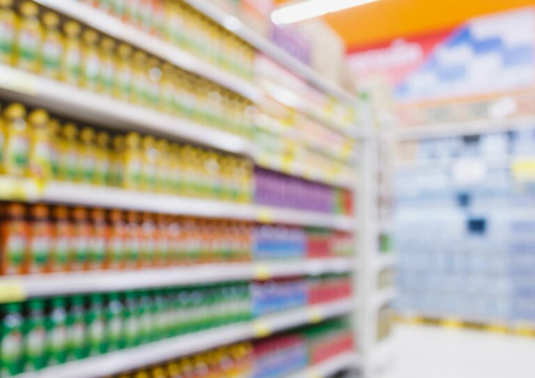 prateleiras com produtos no supermercado para ilustrar o mix de produtos no varejo alimentar