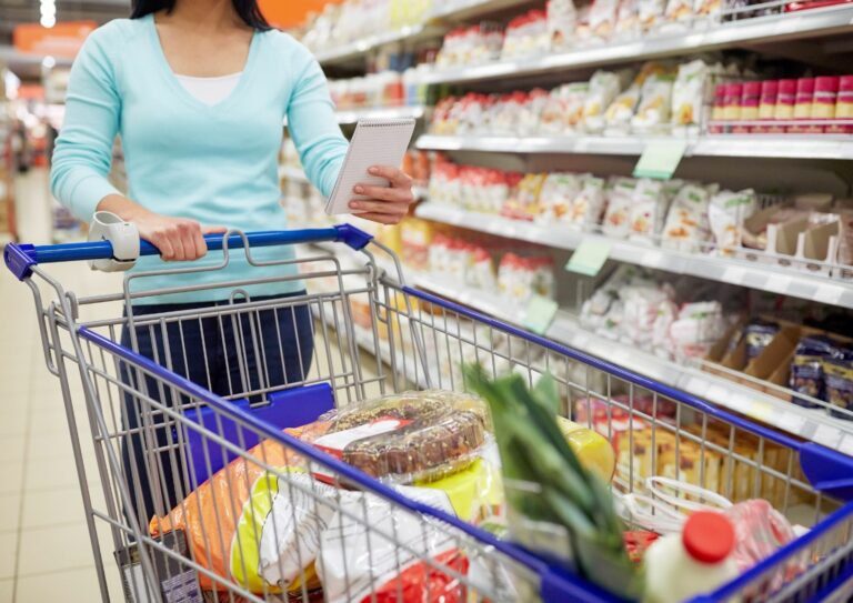 pessoa no ambiente de varejo onde pode ser aplicado o shopper marketing