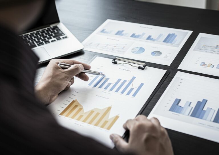 pessoa analisando gráficos para ilustrar a análise de dados no processo de benchmarking/ estudo de concorrentes