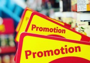 Placas de preço promocional para ilustrar um exemplo de como fazer promoção