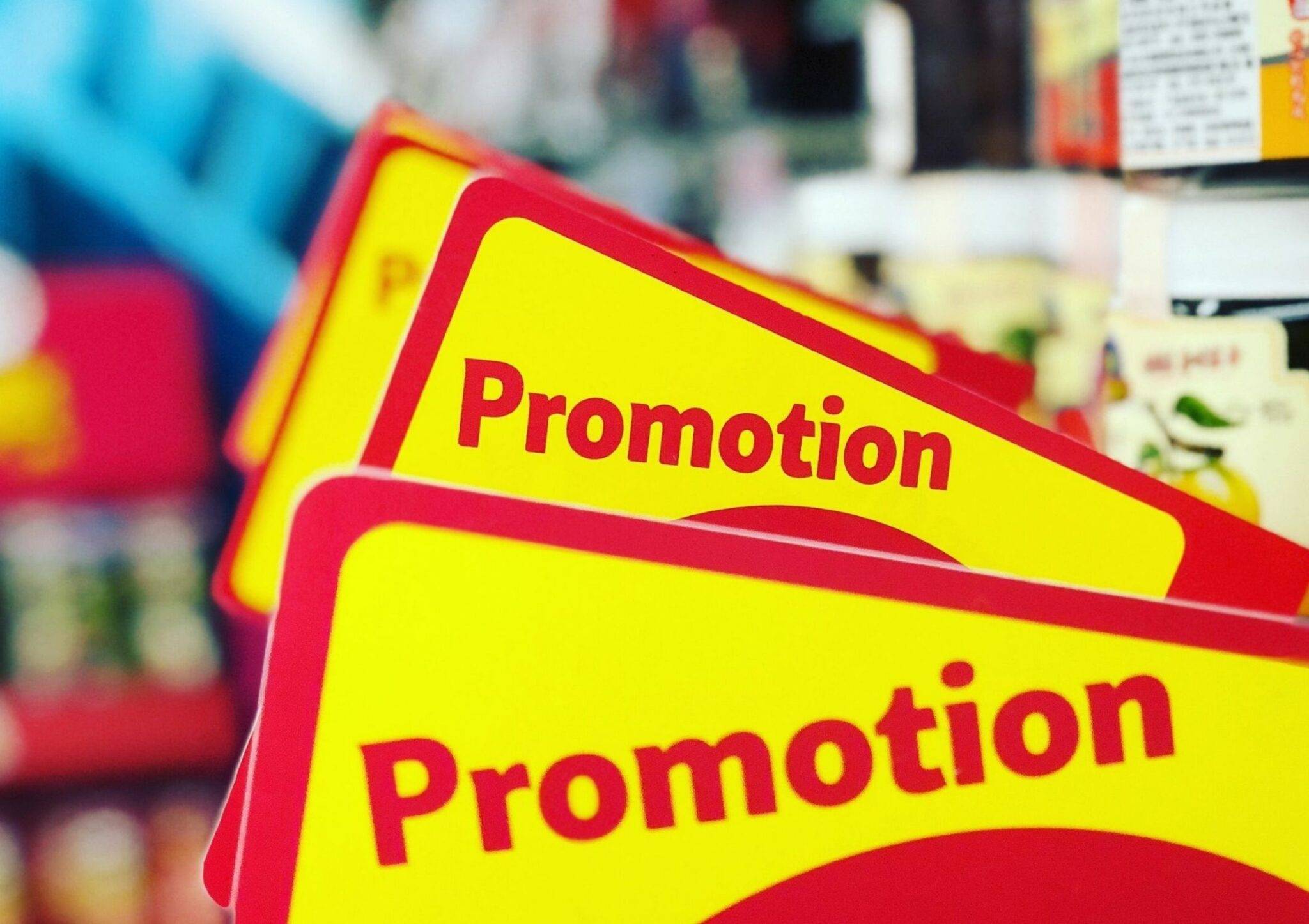 Placas de preço promocional para ilustrar um exemplo de como fazer promoção