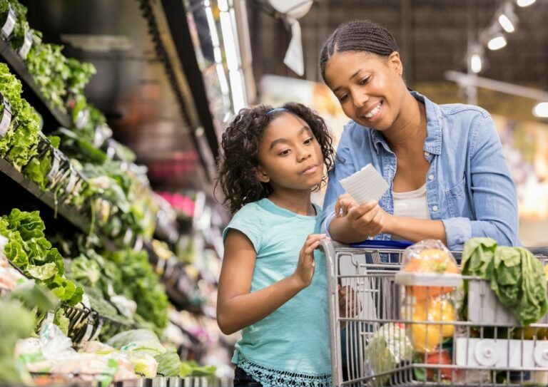 Mãe fazendo compras com a filha no supermercado. Para ilustras as vendas no dia das mães.