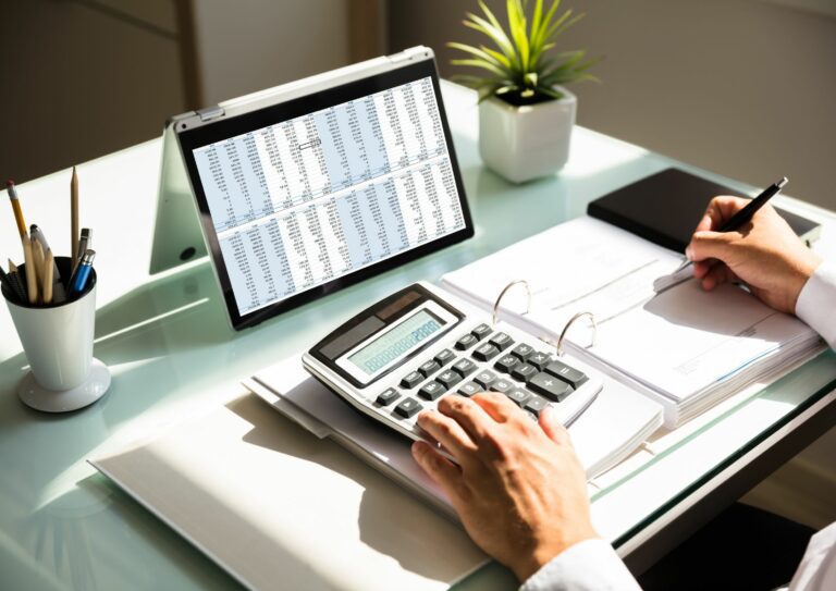 pessoa fazendo calculos para ilustrar a formação do preço de venda