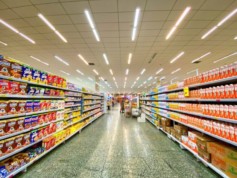 ambiente de varejo para ilustrar um canal de venda de supermercado