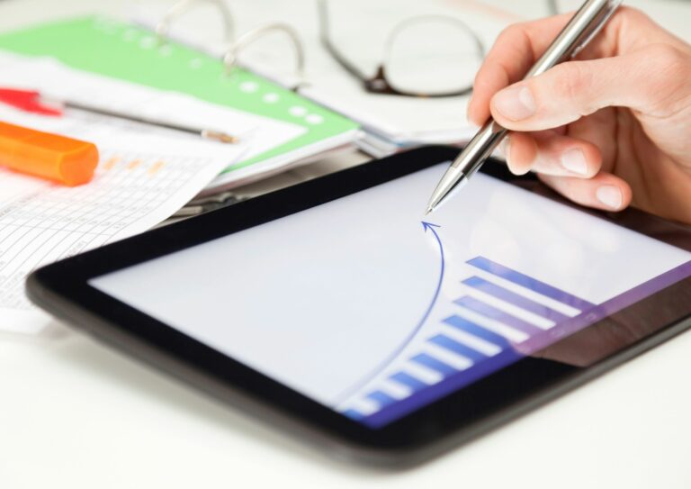 pessoa avaliando gráfico para ilustrar a análise de dados necessária para a previsão de demanda