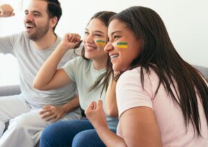família torcendo pelo Brasil para ilustrar o momento de promoções para copa do mundo