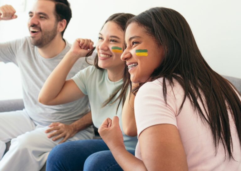 família torcendo pelo Brasil para ilustrar o momento de promoções para copa do mundo