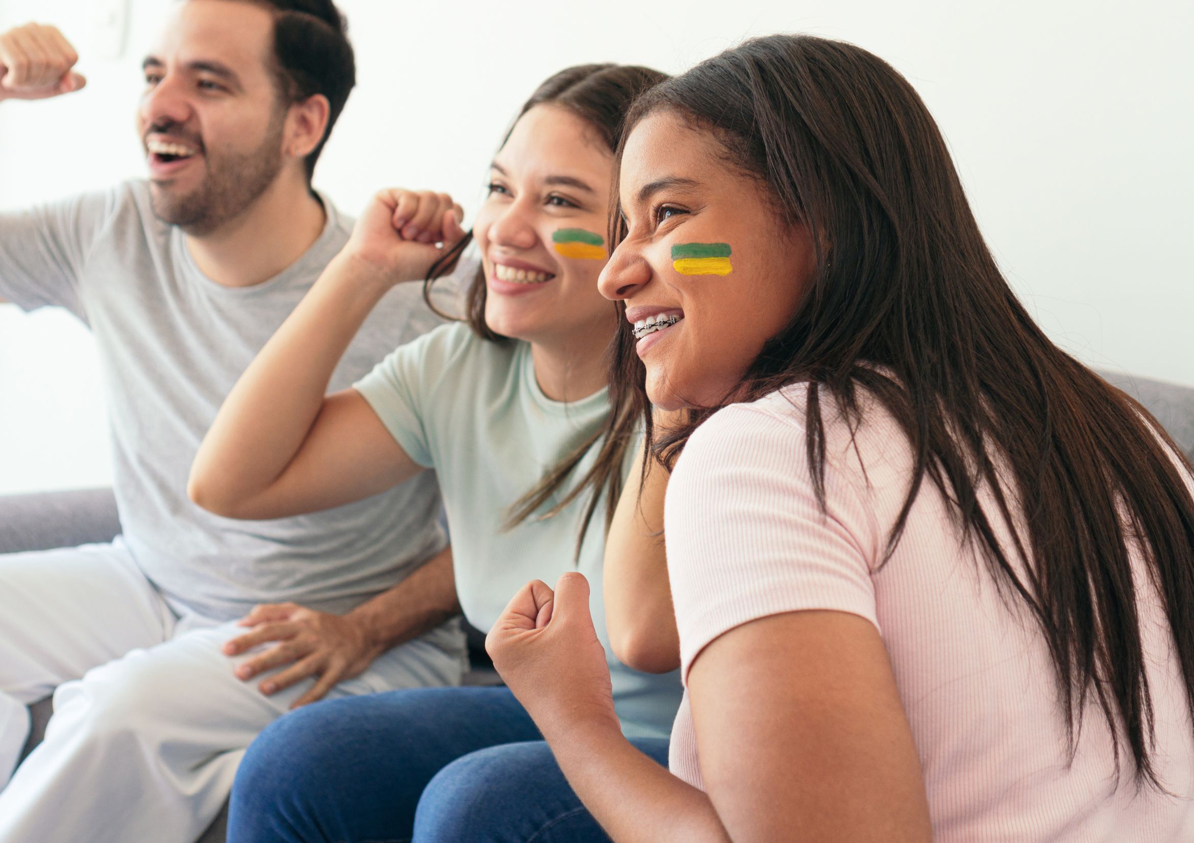 família torcendo pelo Brasil para ilustrar o momento de promoções para copa do mundo