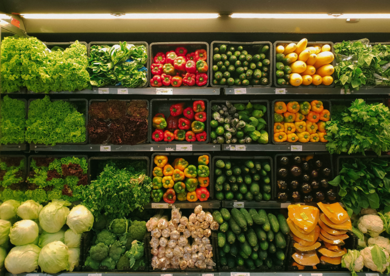 Imagem de gôndolas organizadas para ilustrar o resultado de um planograma de supermercado