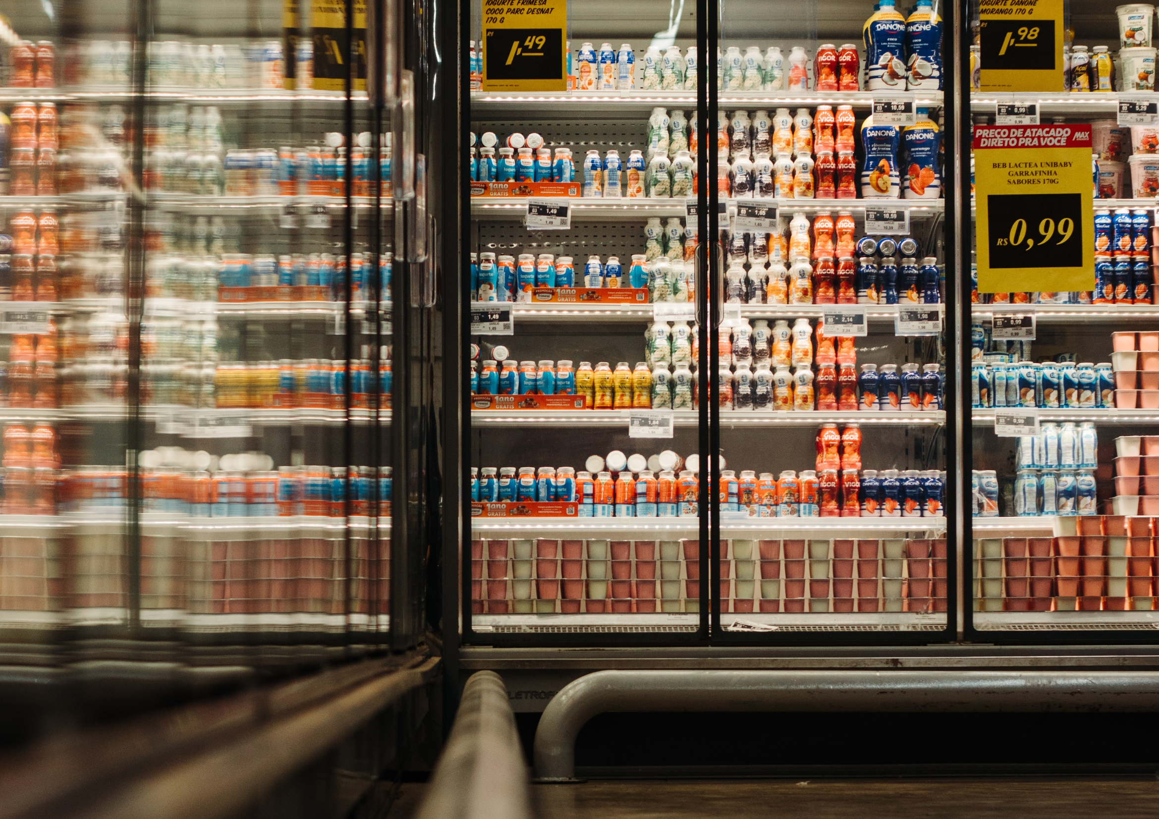 imagem de prateleiras em supermercados para ilustrar a definição de preço promocional