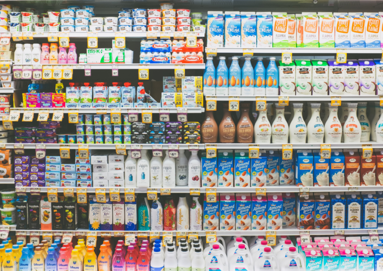 imagem de uma prateleira de supermercado para ilustrar o sortimento de produtos