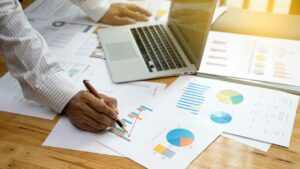 Pessoa analisando gráficos para ilustrar a análise de mercado da indústria alimentar