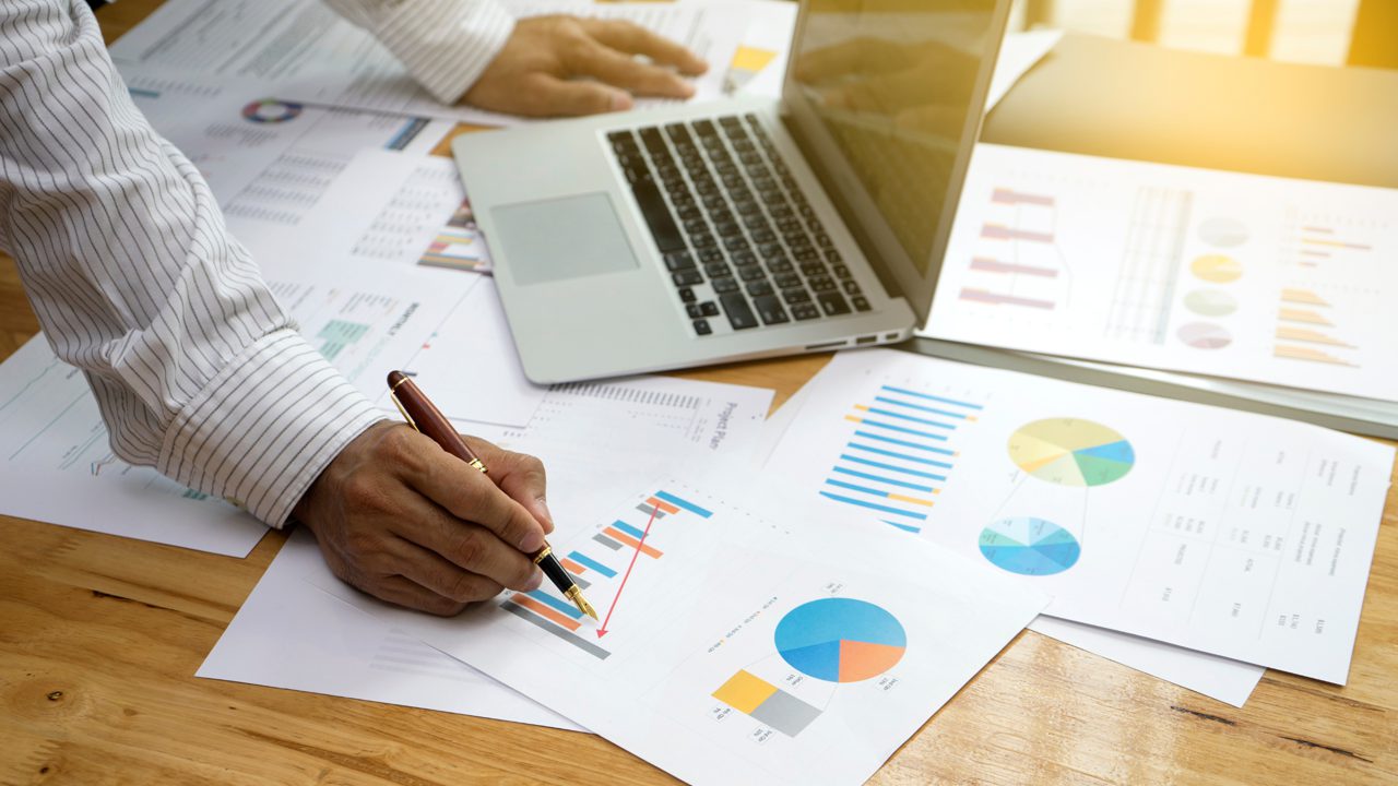 Pessoa analisando gráficos para ilustrar a análise de mercado da indústria alimentar