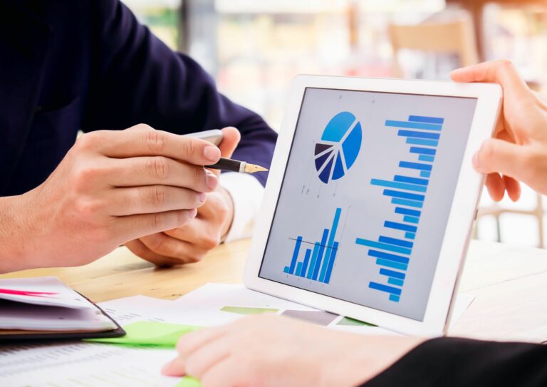 Pessoas fazendo análise para ilustra a análise do índice de competitividade