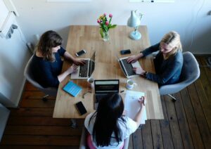 mulheres discutindo em um escritório para ilustrar a construção de um JBP (Joint business plan)