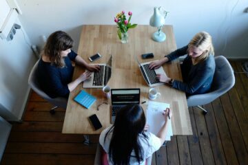 mulheres discutindo em um escritório para ilustrar a construção de um JBP (Joint business plan)