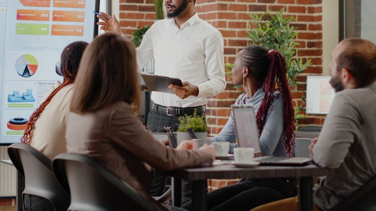 pessoas discutindo estratégia para ilustrar a avaliação de KPI de trade marketing