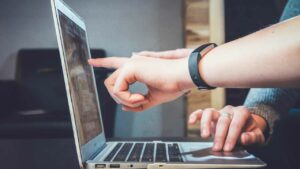 pessoa analisando computador para ilustrar o processo de definição de preços inteligentes