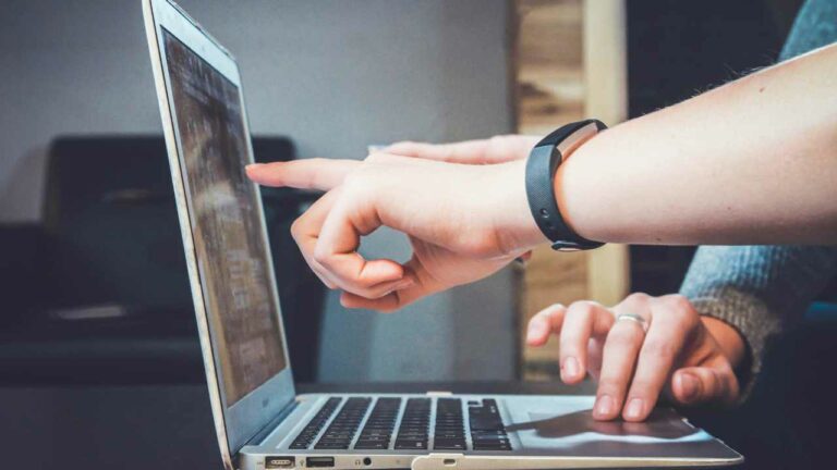 pessoa analisando computador para ilustrar o processo de definição de preços inteligentes