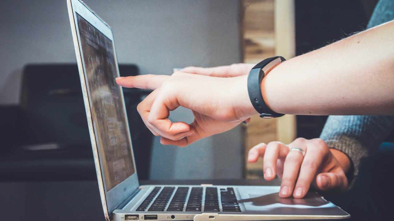pessoa analisando computador para ilustrar o processo de definição de preços inteligentes