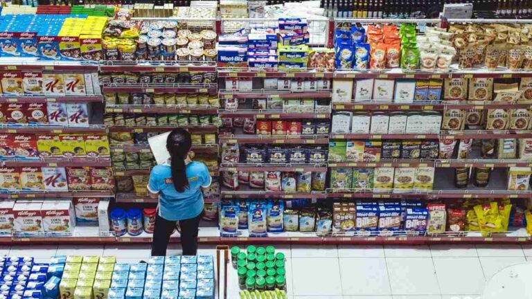 pessoa trabalhando no mercado para ilustrar o processo de redução de perdas