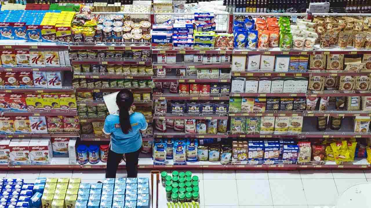 pessoa trabalhando no mercado para ilustrar o processo de redução de perdas