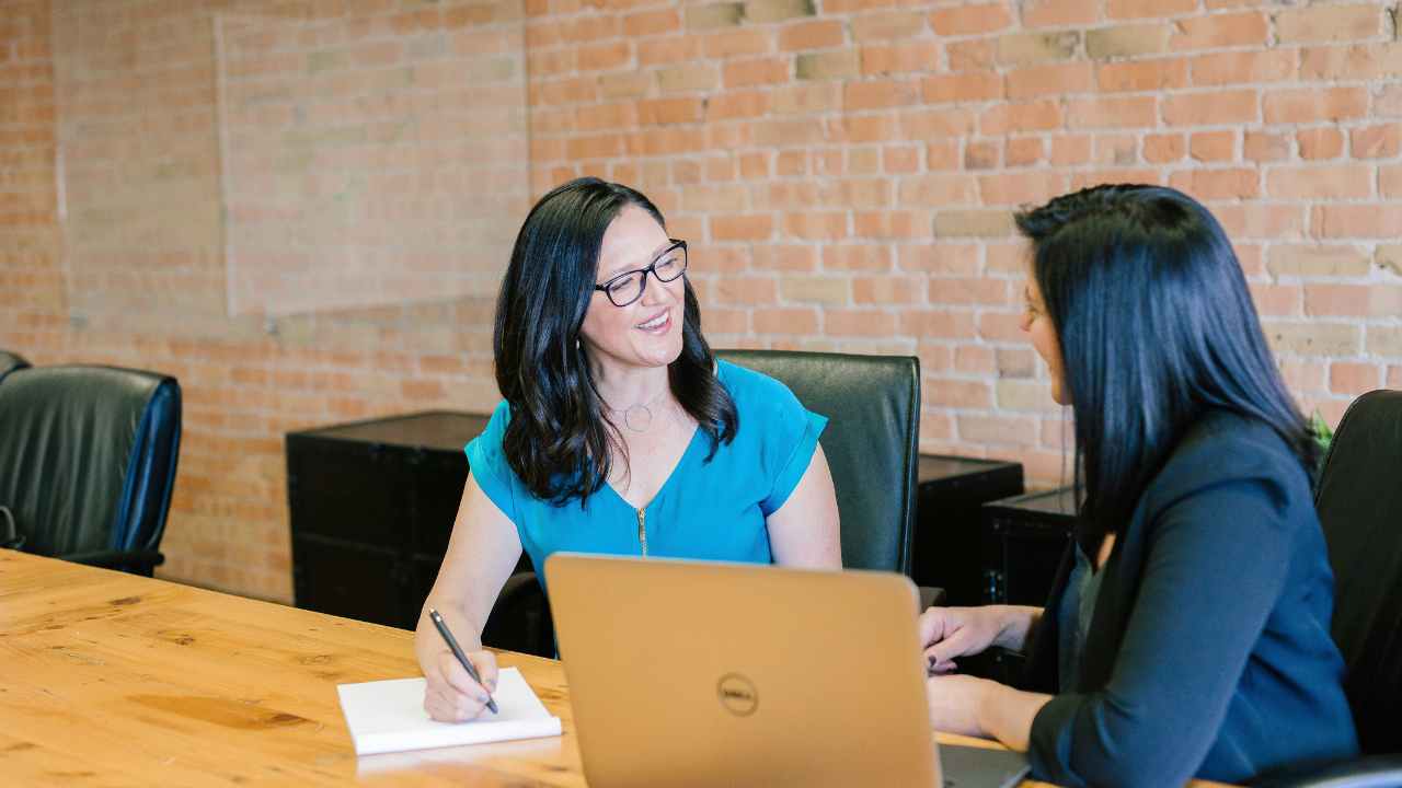 mulheres de negócio conversando para ilustrar o processo de estruturação da área de pricing