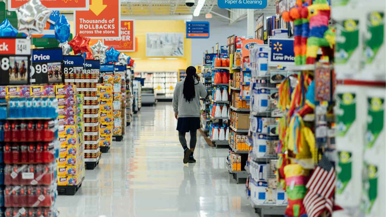 Pessoa andando pelo mercado para ilustrar ambiente em que será implementada a estratégia omnichannel