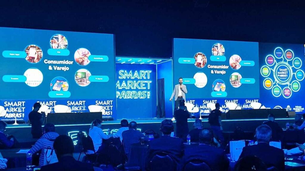 Paulo Garcia CEO da InfoPrice palestrando na Smart Market ABRAS 2024