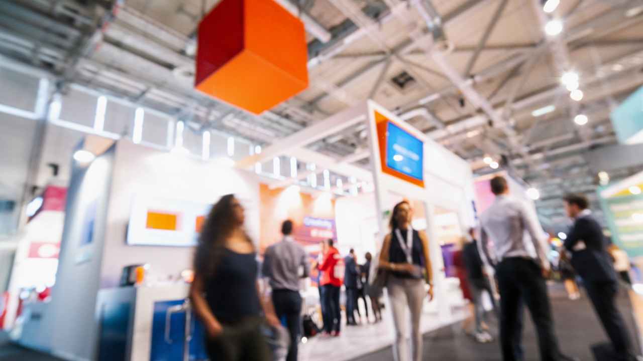 Pessoas em evento corporativo para ilustra eventos de varejo como a feira APAS Show 2024