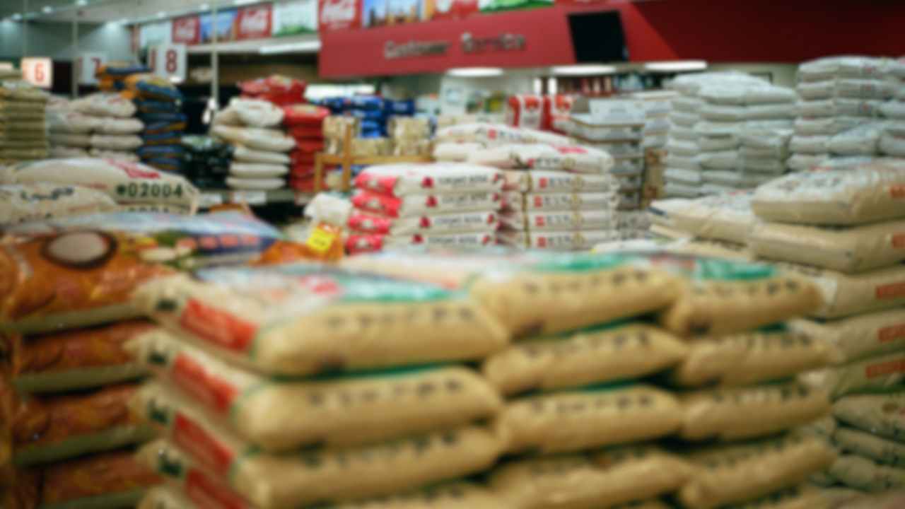 categoria de arroz no supermercado para ilustrar o assunto principal do blogpost que é como evitar a falta de arroz